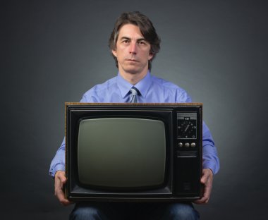 retro televizyon tutan bir adam