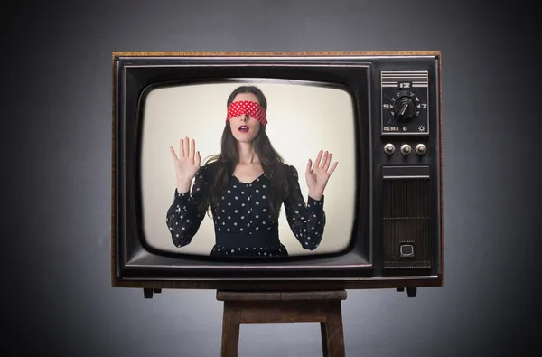 Mädchen mit verbundenen Augen auf altem Fernsehbildschirm. — Stockfoto