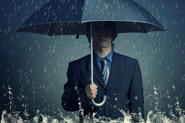 Homme d'affaires avec un parapluie sous la pluie . — Photo