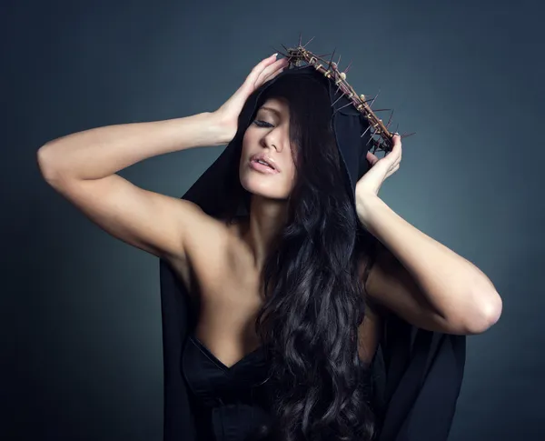 Praying woman in crown of thorns. — Stock Photo, Image