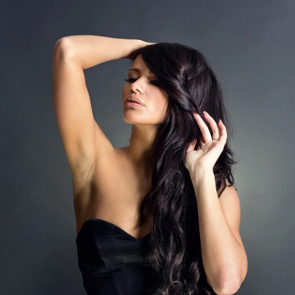 Mulher bonita com cabelo luxuoso — Fotografia de Stock