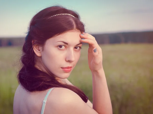 Fille marche à l'extérieur — Photo