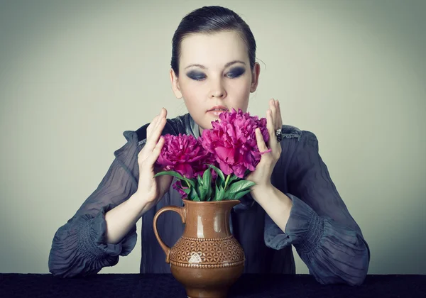 Mujer joven con flor roja . — Foto de Stock