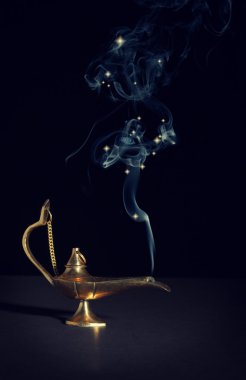 Aladdin magische lamp op zwart met rook