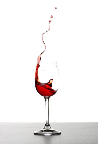 Salpicos de vinho tinto sobre fundo branco — Fotografia de Stock