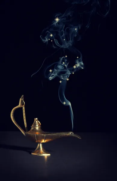 Aladdin magische lamp op zwart met rook