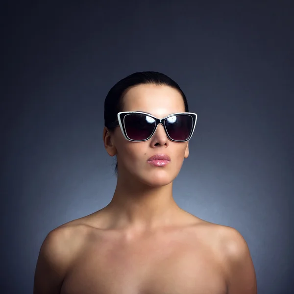 Fashion kobieta portret noszenie okularów przeciwsłonecznych — Zdjęcie stockowe