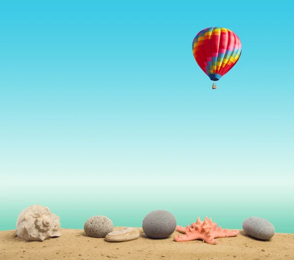 Sunny beach ve bir balon gökyüzünde. — Stok fotoğraf