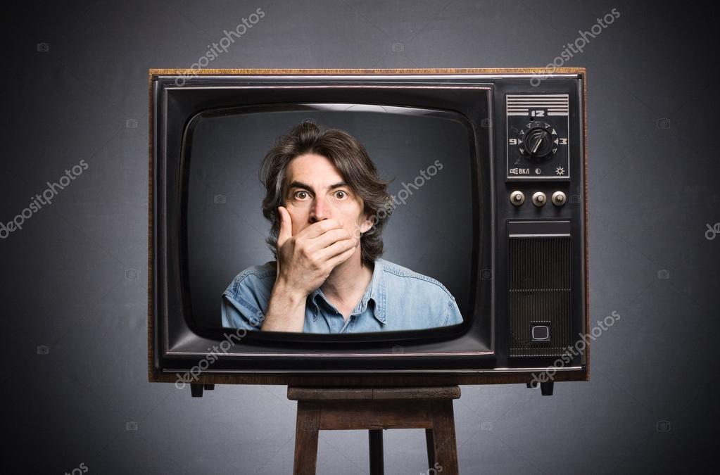 Потом телевизор. Реклама на ТВ. Фотосессия с телевизором. Реклама телевизора. Человек телевизор.