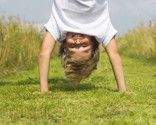 Boy stands upside down — Stock Photo, Image