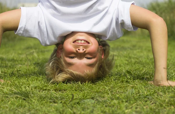 Boy stands upside down — Stock Photo, Image