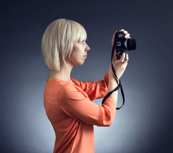 Vrouw met camera. — Stockfoto