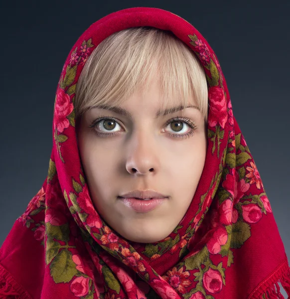 Vrouw in de Russische nationale sjaal. — Stockfoto