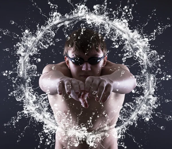 Zwemmer springt in het water. — Stockfoto