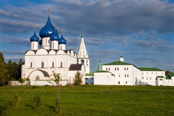 Russische Kirche mit blauen Kuppeln. — Stockfoto