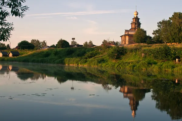 Houten tempel op de rivier bank — Stockfoto