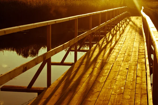 Houten brug over de rivier — Stockfoto