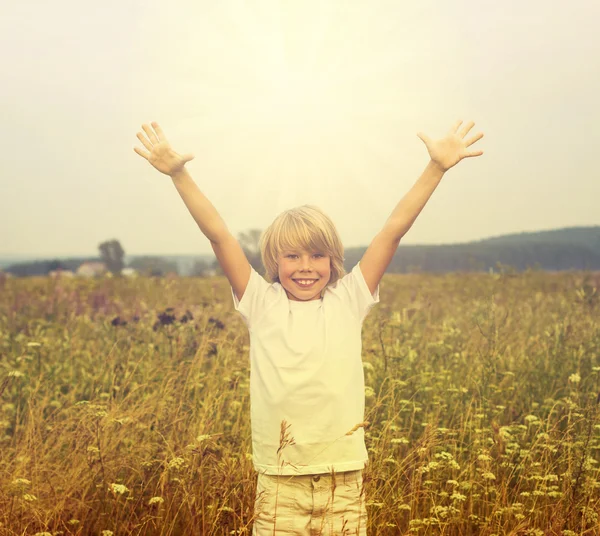 Chlapec na letní pole. — Stock fotografie