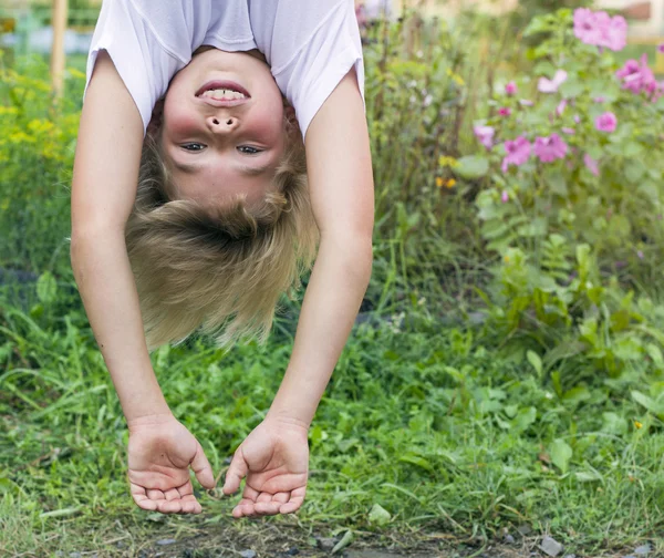 Ragazzo appeso a testa in giù in bella giornata primaverile — Foto Stock