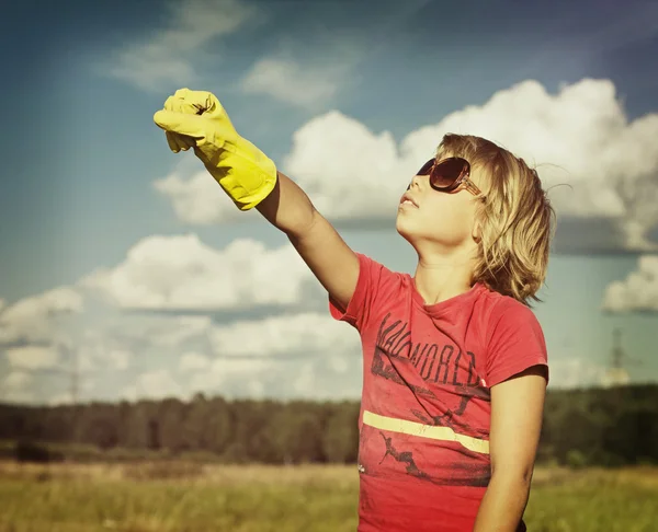 Jongen op een zomer-veld — Stockfoto