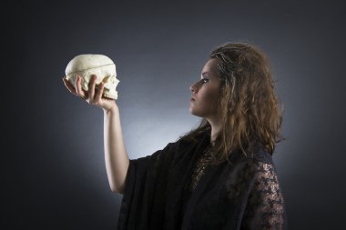 Cadı bir kafatası ile bir büyü atmalarını.