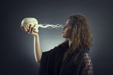 Cadı bir kafatası ile bir büyü atmalarını.