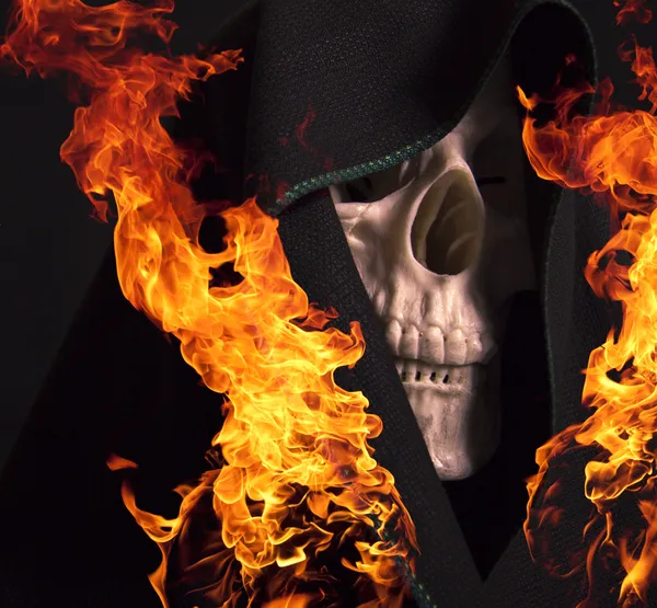 怖い頭蓋骨と火の炎. — ストック写真