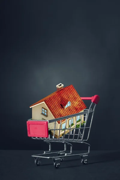 New house in the shopping cart — Stock Photo, Image