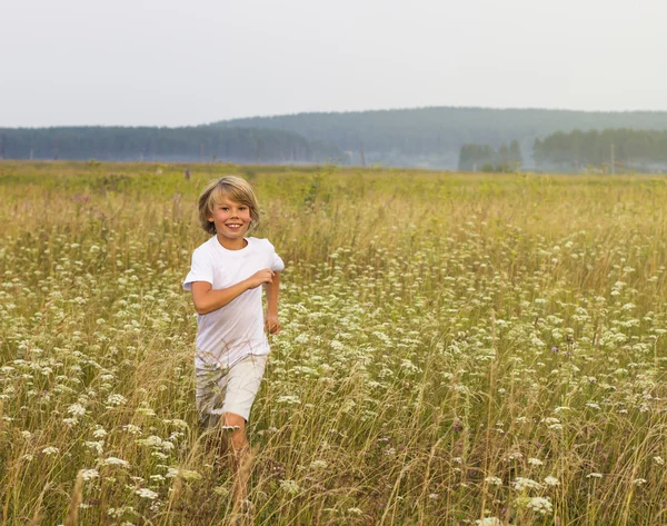 Chico corriendo en el campo — Foto de Stock