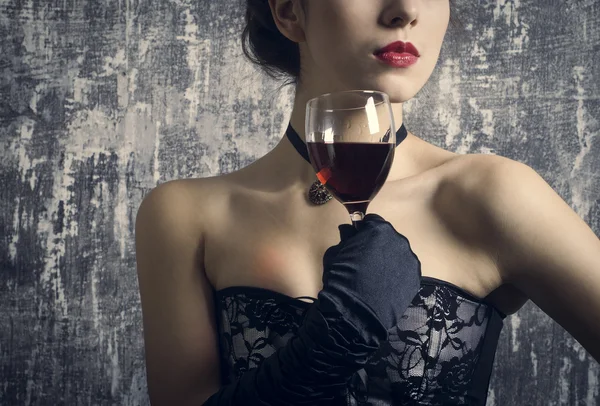 Mulher com vinho tinto de vidro — Fotografia de Stock