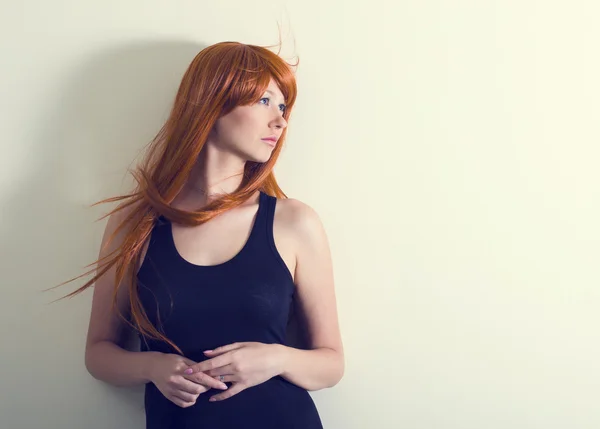 Vrouw met prachtige rode haar — Stockfoto