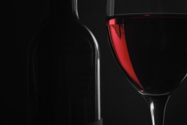 kırmızı şarap ve cam şişe