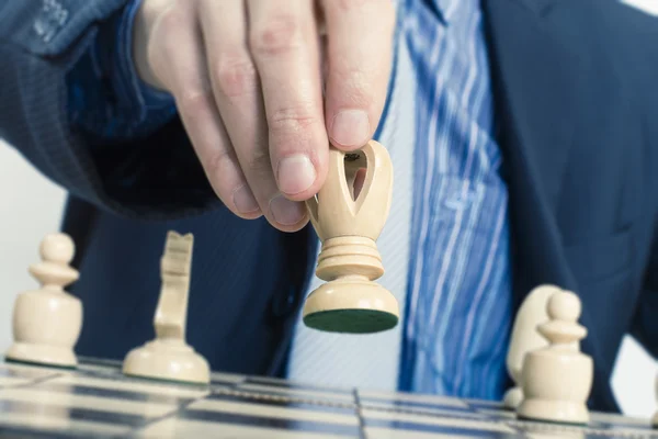 Επιχείρηση άνθρωπος κινείται σχήμα σκάκι — Φωτογραφία Αρχείου