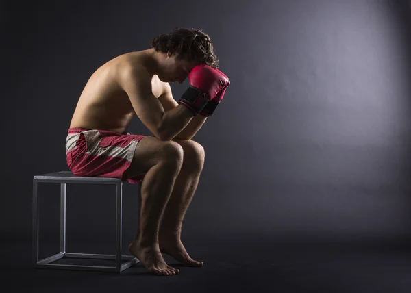 Boxeador hombre concentrándose — Foto de Stock