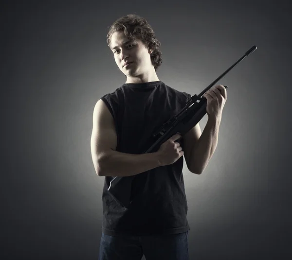 Военный молодой человек с пистолетом . — стоковое фото