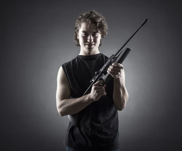 銃を持つ過激派の若い男. — ストック写真