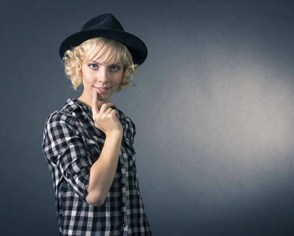 Femme en chapeau — Photo