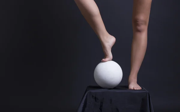 女性脚線美と石膏ボウル — ストック写真
