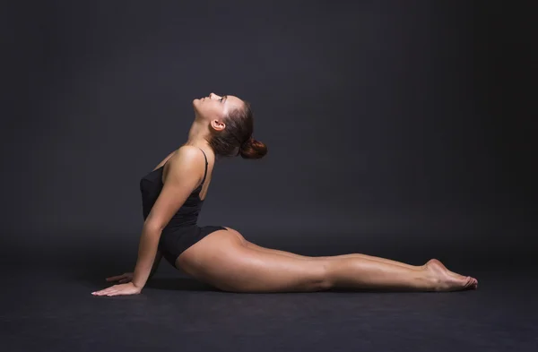Молодая красивая гимнастка — стоковое фото