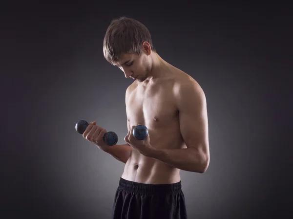 Adam egzersizleri yapıyor dumbbells ile — Stok fotoğraf