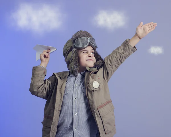Liten pojke med ett pappersflygplan. — Stockfoto