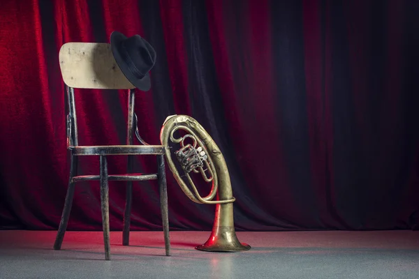 Szék, a kalap és a trombita — Stock Fotó