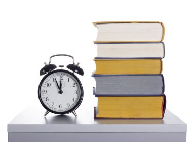yığın kitap ve çalar saat