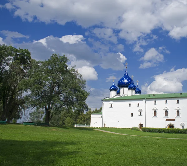 Russische Kirche mit blauen Kuppeln. — Stockfoto