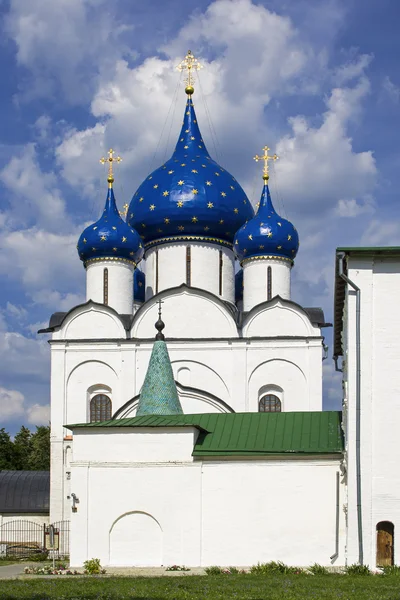 Russische kerk met blauwe koepels. — Stockfoto