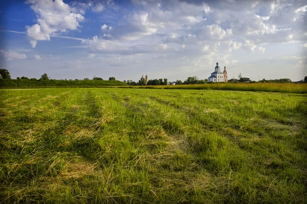 Пейзаж с русской церковью — стоковое фото