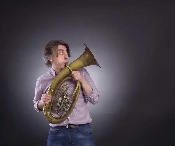 Человек играет на большом трубе — стоковое фото