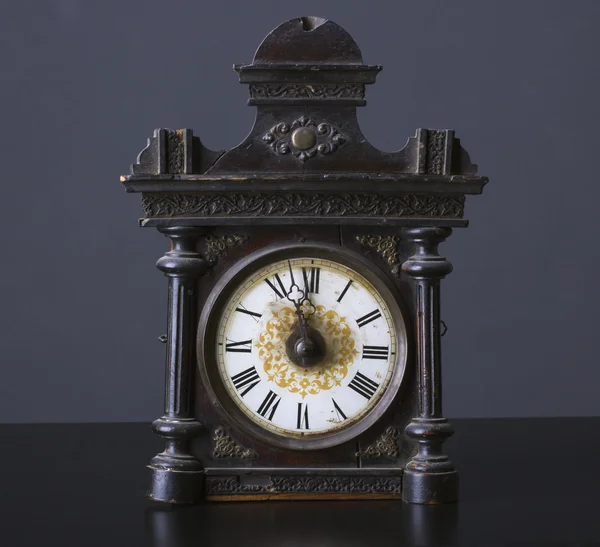 Vintage zegar drewniany — Zdjęcie stockowe