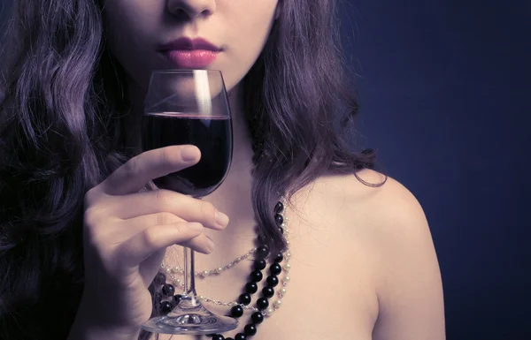 Mulher com vinho tinto — Fotografia de Stock
