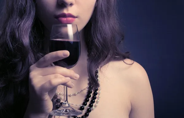 Mujer con vino tinto — Foto de Stock